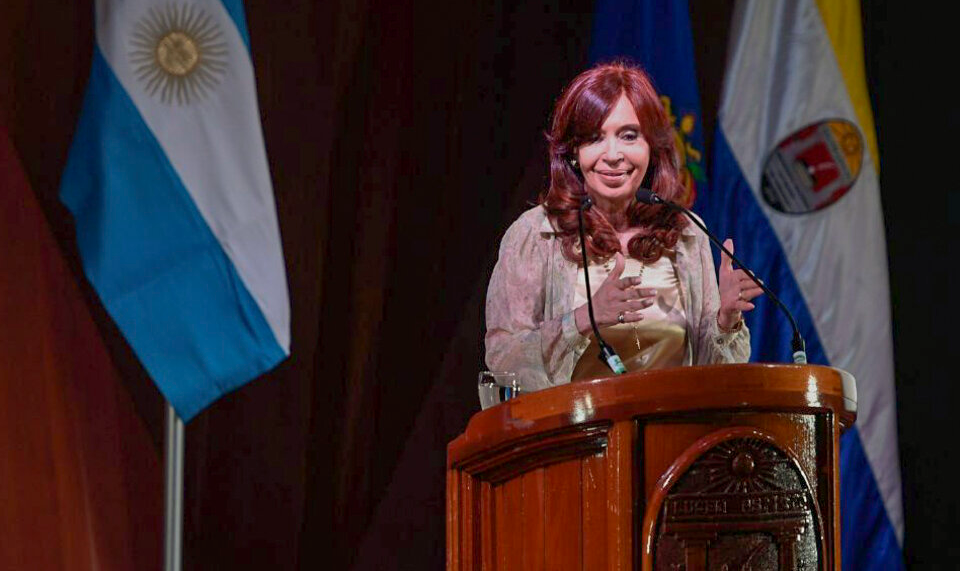 A vice-presidente argentina fez uma conferência diante de um auditório repleto da Universidade Autônoma de Honduras.