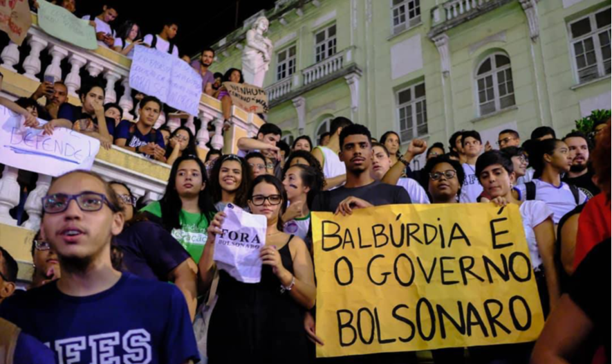 Bolsonaro, como novo gerente de plantão do capital, é mais um inimigo do estudante, do professor, e de todo o povo trabalhador