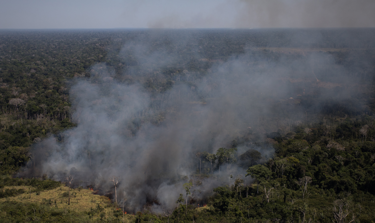 A “temporada do fogo” ou “temporada de queimadas” começa a ficar mais intensa em agosto, que é quando a região amazônica está na estação da seca
