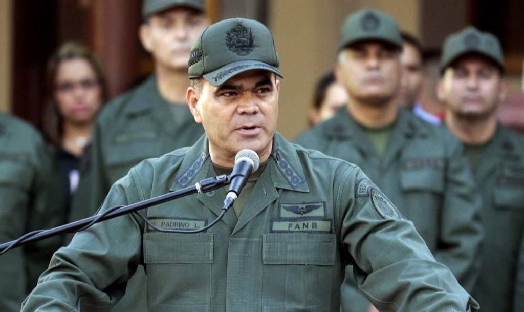 "Alerto o povo da Venezuela que está acontecendo uma tentativa de golpe de Estado contra a institucionalidade", diz Vladimir Padrino