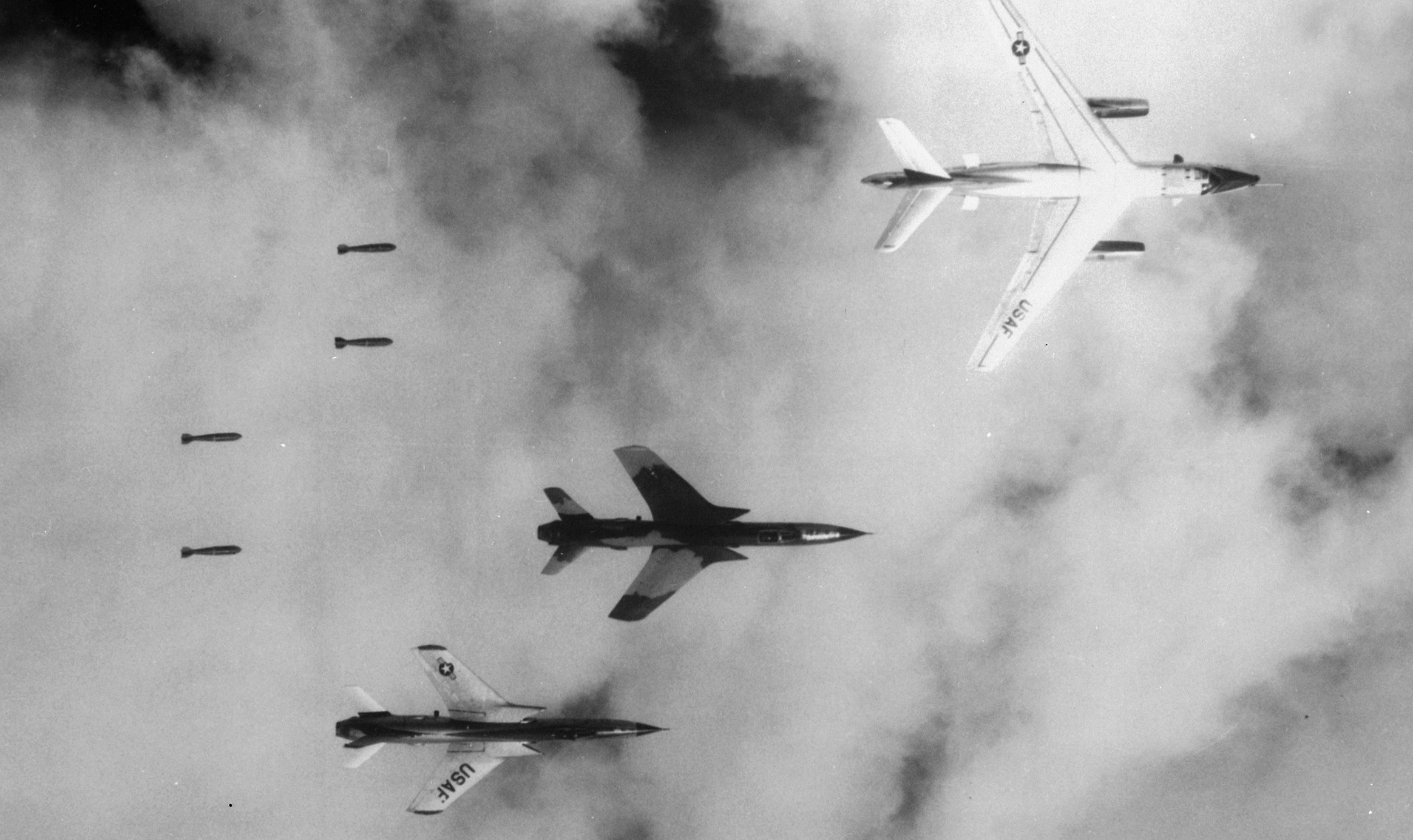 Entre 1965 e 1975, os EUA lançou sobre as nações da Indochina uma tonelagem total de bombas superior à lançada pelos Aliados durante a Segunda Guerra