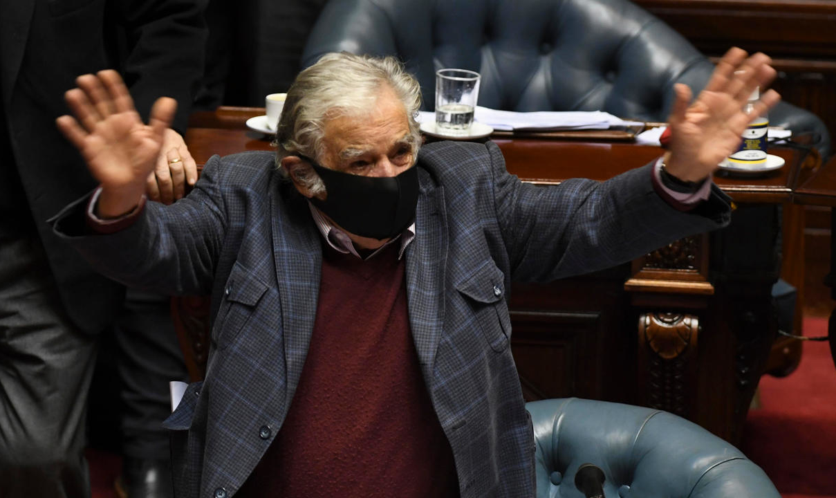 "Homens e mulheres passam. Algumas causas sobrevivem e precisam ser transformadas", disse Mujica em seu último discurso no Senado