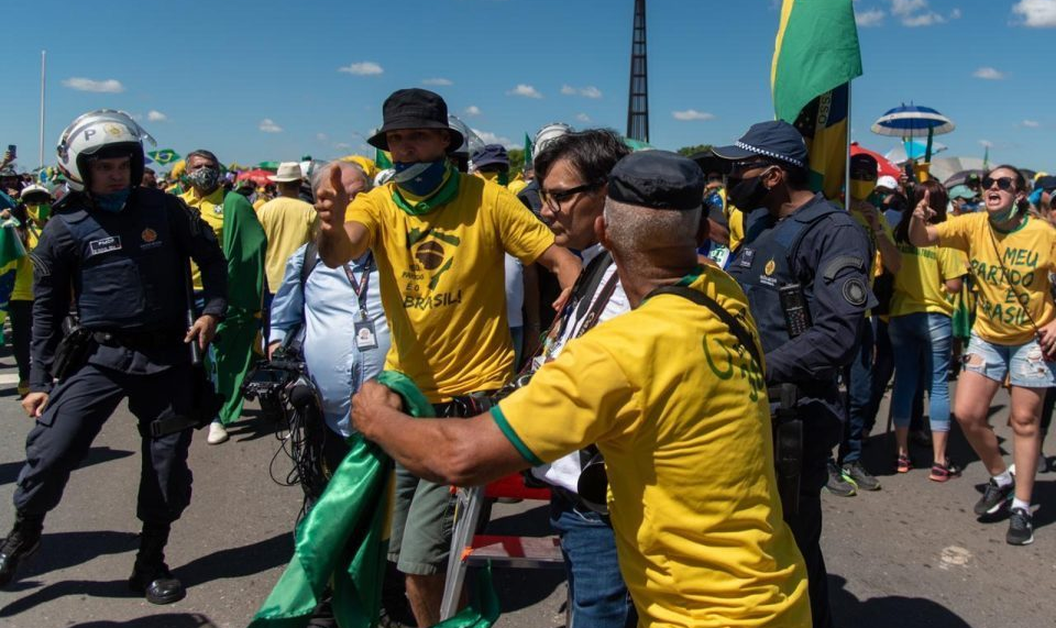 Durante ato antidemocrático contra STF e Congresso, apoiadores de Jair Bolsonaro agrediram profissionais da imprensa em Brasília (DF)