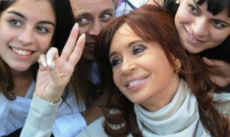 Cristina Kirchner convocou os argentinos a subscrever um novo contrato social “com metas quantificáveis” que inclua todos os setores