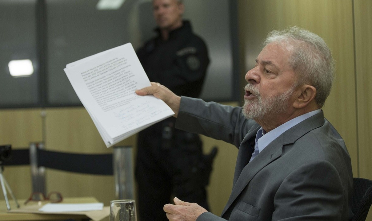 “Não troco minha liberdade pela minha dignidade”, repetiu Lula mil vezes a todos os que o visitavam na cela, desde que foi condenado e preso sem provas