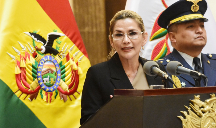 "Adiamento é uma clara manifestação de desespero, além de descompromisso com a democracia”, diz pesquisador e cientista político boliviano