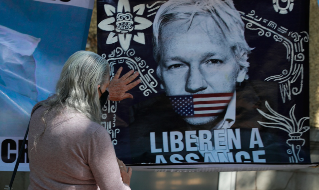 Chomsky, Ellsberg e outros festejam a decisão favorável a Assange; advertem que os perigos contra ele e a liberdade de expressão não foram superados