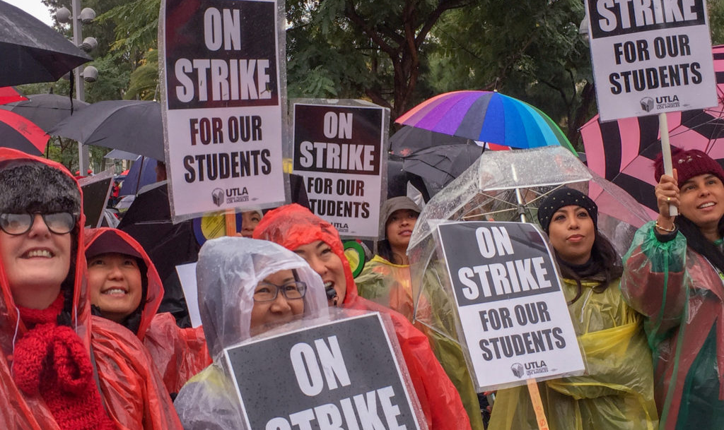 Ao fim de uma semana em greve, professores de Los Angeles aprovam acordo que atende grande parte das suas reivindicações e comemoram vitória