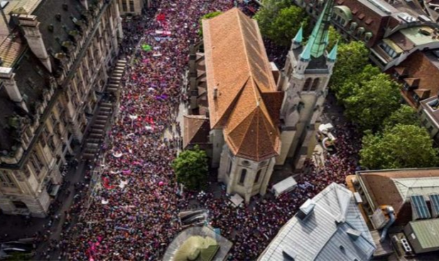 Uma maré roxa percorreu as principais cidades suíças com slogans de solidariedade às mulheres de todo o mundo e por igualdade de gênero