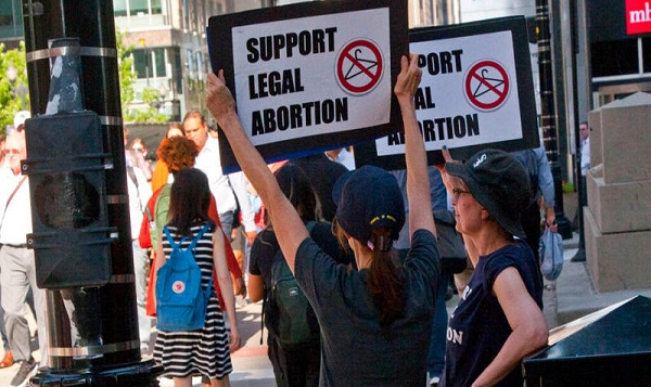 12 estados aprovaram leis restritivas ao aborto, elaboradas de tal forma que poderiam entrar em vigor após a Suprema Corte derrubar Roe v. Wade