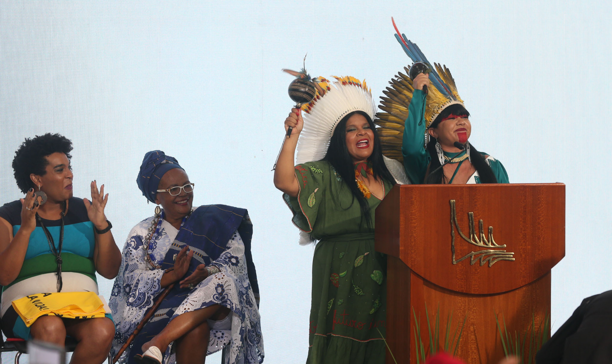Em cerimônia repleta de simbolismos, nova ministra dos Povos Indígenas entra para história ao se tornar a primeira indígena a assumir um ministério.