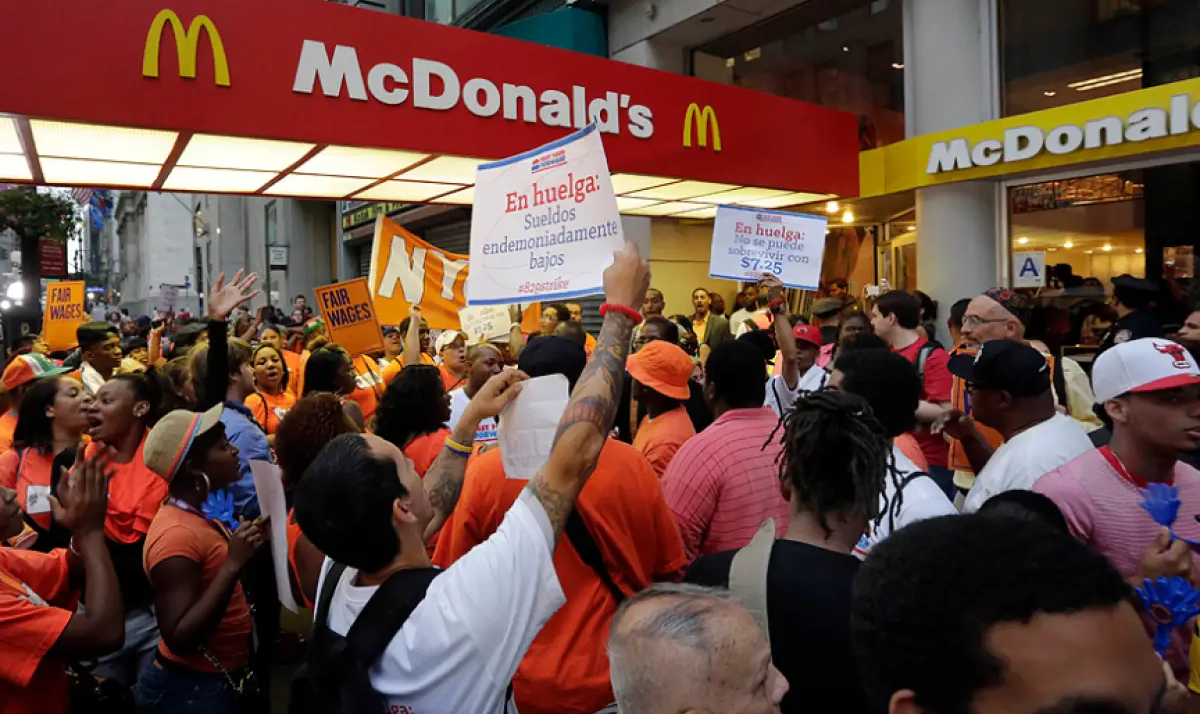 Coalisão de Trabalhadores de Immokalee pede que rede de fast food Wendy's se incorpore ao Programa de Comida Justa, que luta contra esses abusos no campo