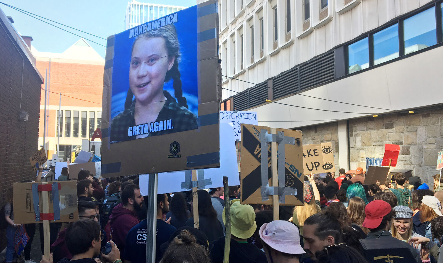 Só em Montreal foi estimada a presença de umas 500 mil pessoas na marcha pelo clima, encabeçada pela jovem Thunberg