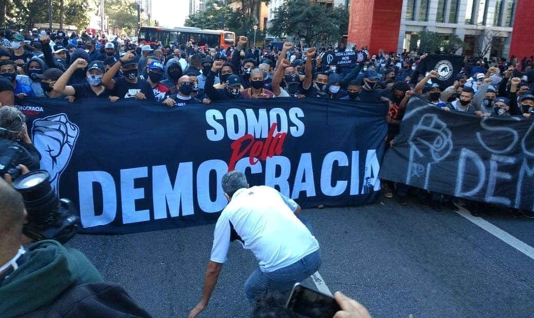 No Dialogando com Paulo Cannabrava desta quinta (25), torcidas antifascistas entram em campo para debater a importância da defesa da democracia