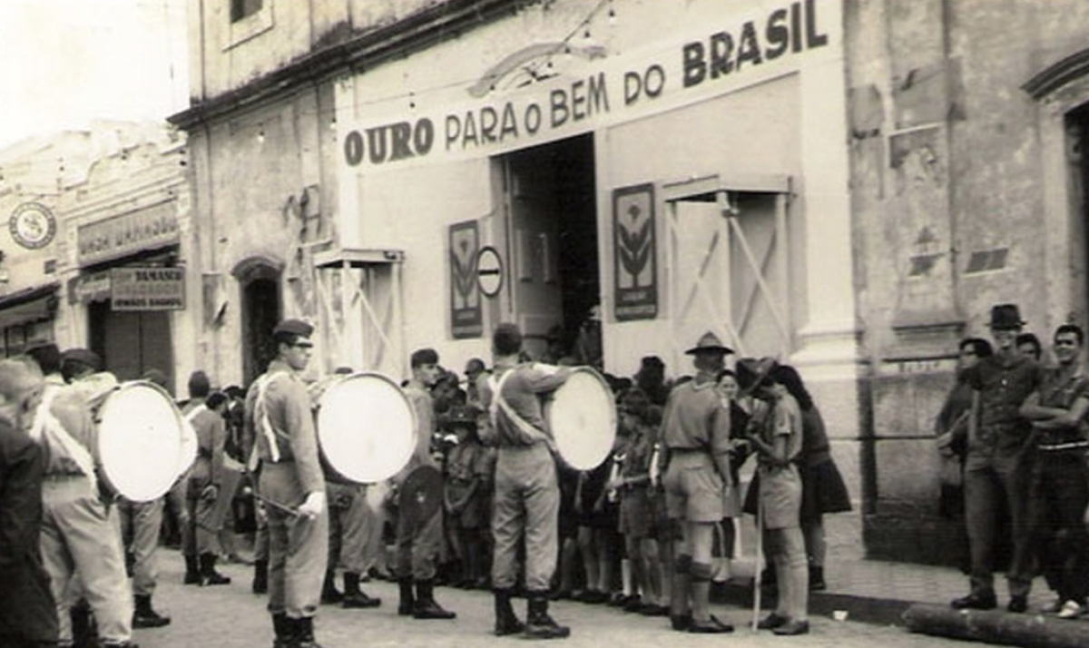 Milhões de brasileiros entregaram alianças, correntes, pulseiras, brincos, salários, dólares, não apenas em São Paulo, mas em todo o território brasileiro
