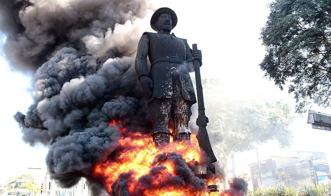 "Manter Borba Gato em seu pedestal significa uma autorização para que, amanhã, sejam construídos monumentos para homenagear o genocida Jair Bolsonaro"