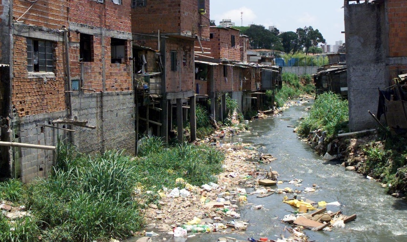 No Brasil, há 35 milhões de pessoas que não possuem acesso à água tratada e potável e 100 milhões que não são servidas por coleta de esgotos sanitários