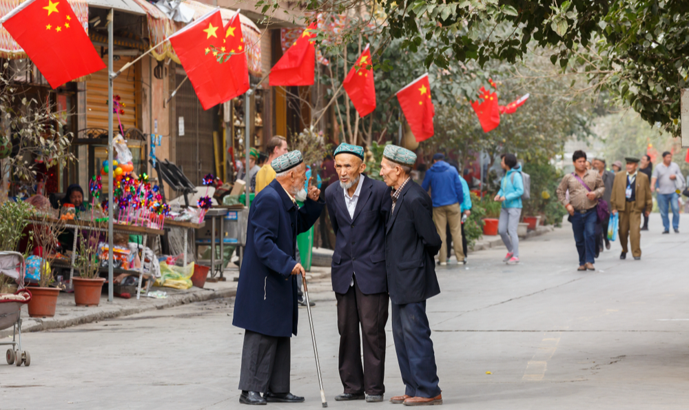 Em poucas décadas, Xinjiang erradicou o analfabetismo e a pobreza; a expectativa de vida passou de 30 para 72 anos. Mídia, sem provas, a pinta como “terra de violações”, em aberta campanha anti-Pequim
