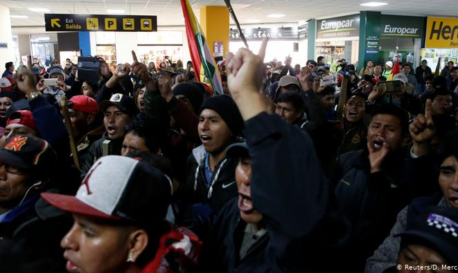 “Rechaçamos o golpe de Estado dos racistas que tentam recuperar o poder sem votos", disse o presidente boliviano em discurso