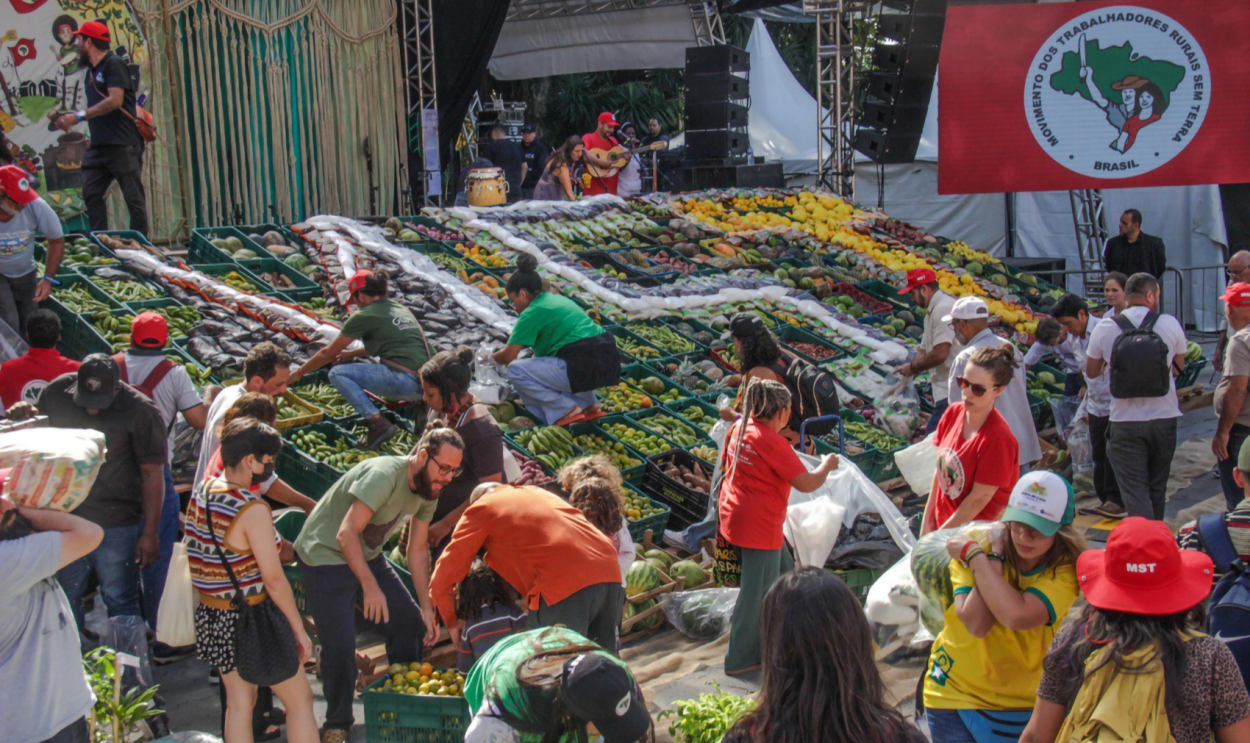 Para Débora Nunes, da Coordenação Nacional do MST, a feira é uma “demonstração simbólica” do resultado da reforma agrária popular