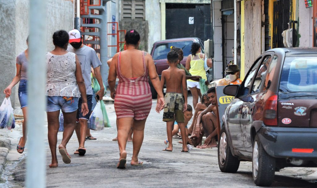 O quilombo, na mais pura tradição quilombola, tem governo e economia próprias e sobrevive independente da cidade oficial. Temos um povo que resiste