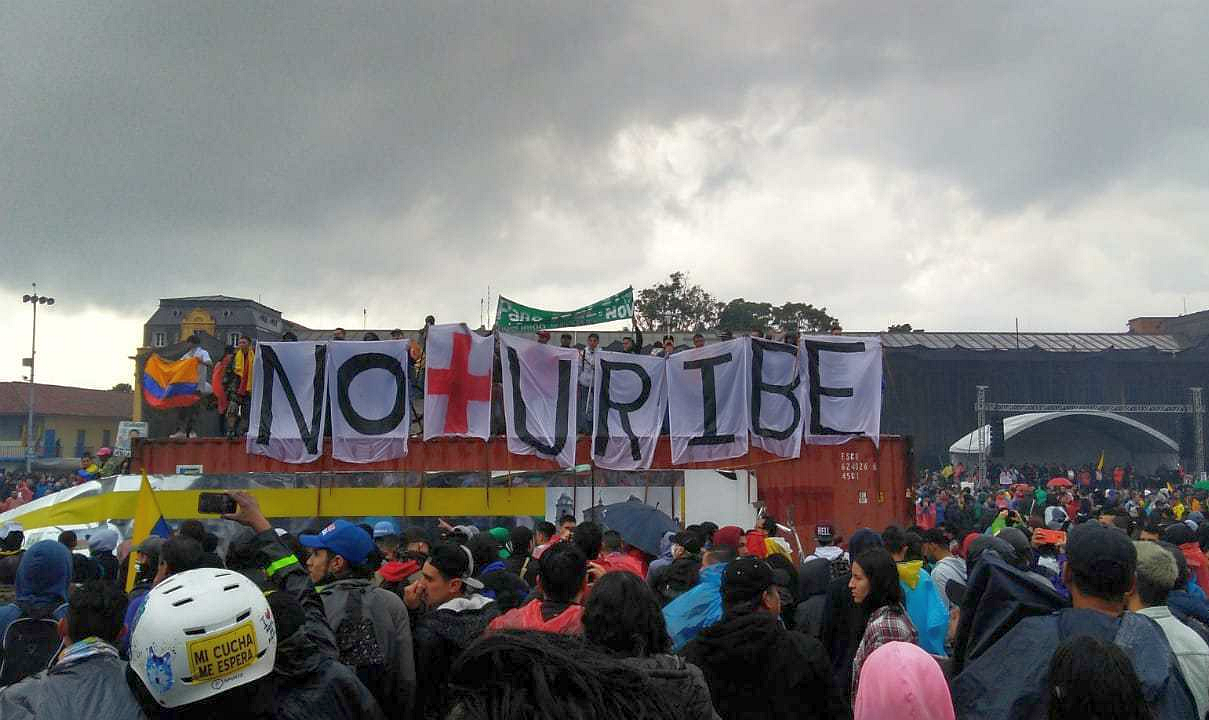 Num cenário de violência e assassinatos, para além do rechaço das políticas econômica e social do governo, os colombianos marcham por paz e justiça