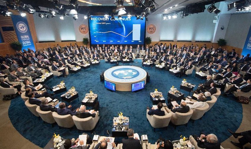 Segundo The Economista, o FMI "aspira representar todo mundo, e ao mesmo tempo é um clube controlado pelos EUA e seus aliados ocidentais”