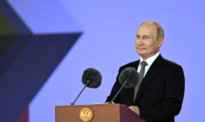 Durante evento para exposição de armas e tecnologias bélicas, presidente russo relembrou compromisso em "desnazificar" a Ucrânia