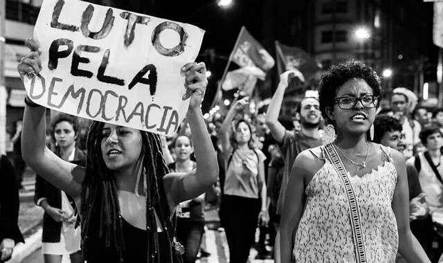 O desapreço do presidente brasileiro pelas instituições não é retórico. Seus filhos mantêm as redes sociais permanentemente mobilizadas contra o Congresso e o Supremo