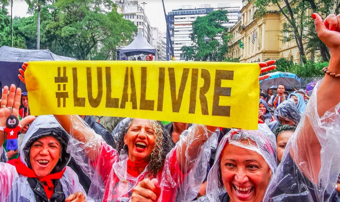Mais de 35 artistas se apresentam na Praça da República, em São Paulo (SP), em defesa da liberdade do ex-presidente Lula