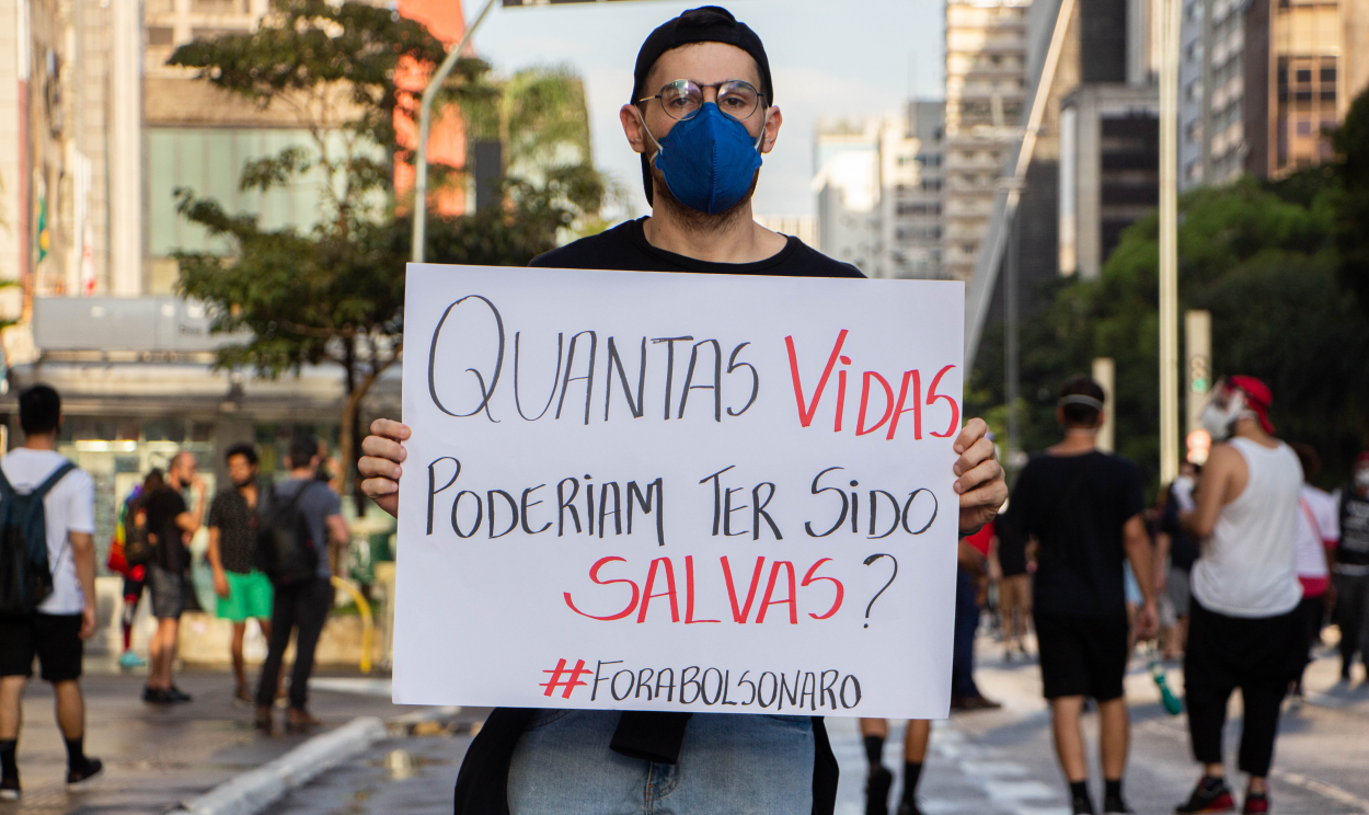 Mais de 80 mil pessoas ocuparam sete quarteirões da Avenida Paulista, em São Paulo para pedir por vacinas e defender o auxílio emergencial