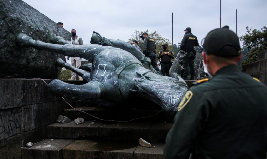 Tombado por indígenas Misak, monumento de Gonzalo Jiménez de Quesada é substituído por estátua de Dilan Cruz, símbolo da resistência contra o governo