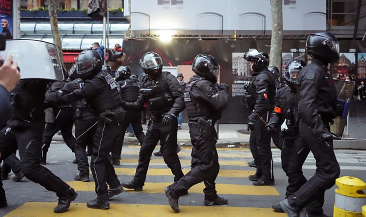 Além do uso excessivo de força, organismos internacionais criticam os ataques do governo francês aos manifestantes e a criminalização das mobilizações