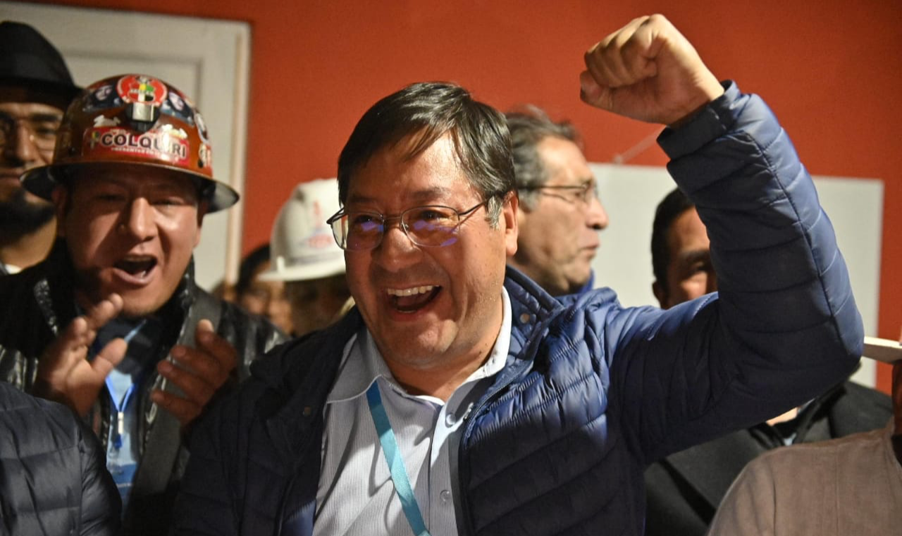 Jornada eleitoral na Bolívia neste domingo (18) foi marcada por votação pacífica e alta participação cidadã. Filas foram verificadas em todo o país