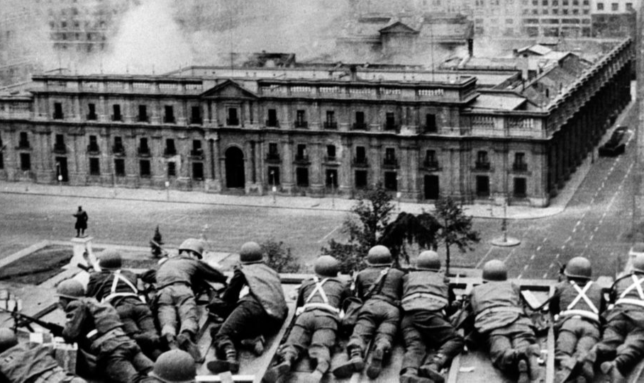 O golpe instituiu uma ditadura cívico-militar comandada pelo general Augusto Pinochet Ugarte