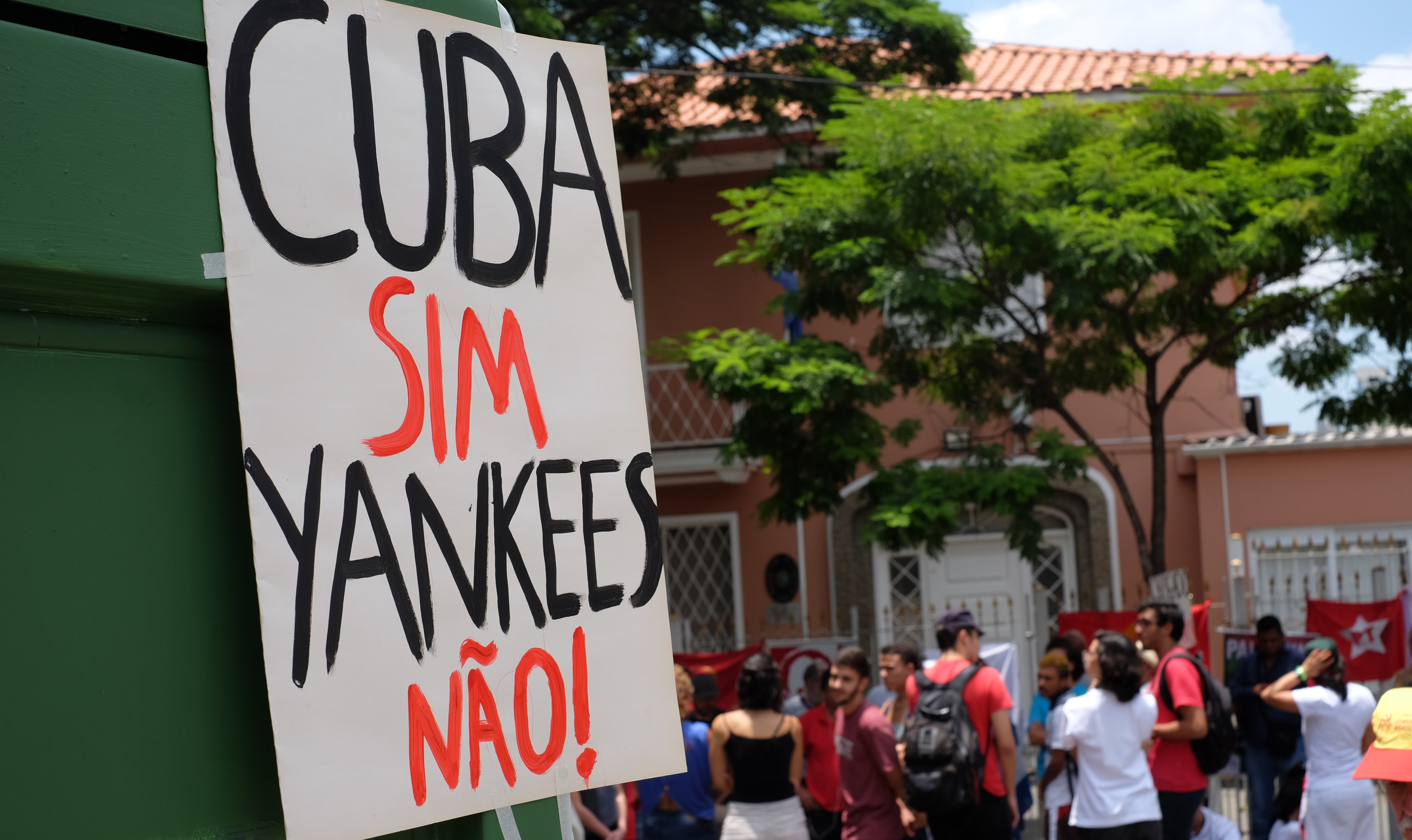 Centenas se manifestaram, no último sábado, em apoio a Cuba e seu processo constituinte. Do lado opositor, oito pessoas compareceram