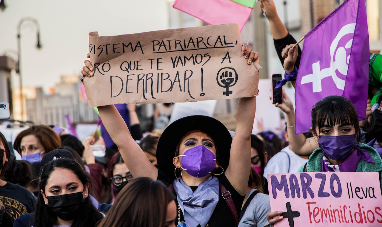 Em uma década já avançada do novo século, se destaca a maneira patriarcal como se mantém o cerco contra o direito das mulheres