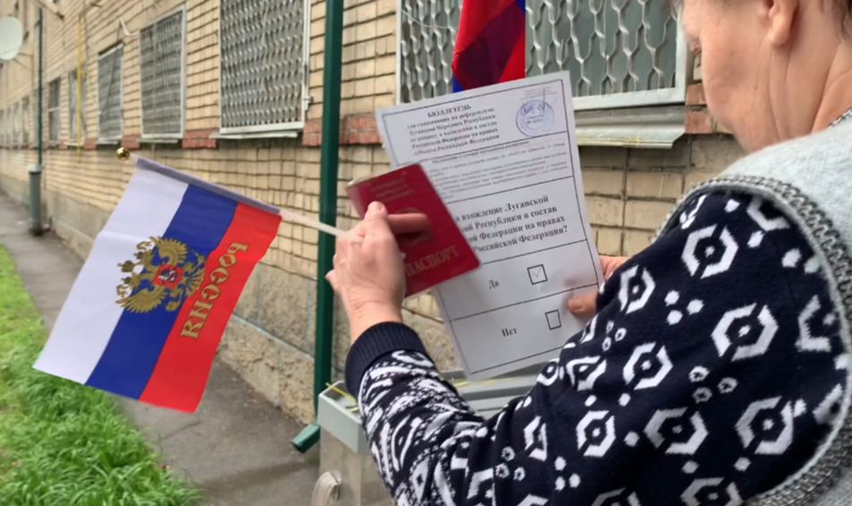Ao longo da fronteira russo-ucraniana, a vida segue normalmente; nos centros de refugiados, pessoas se organizam para votar