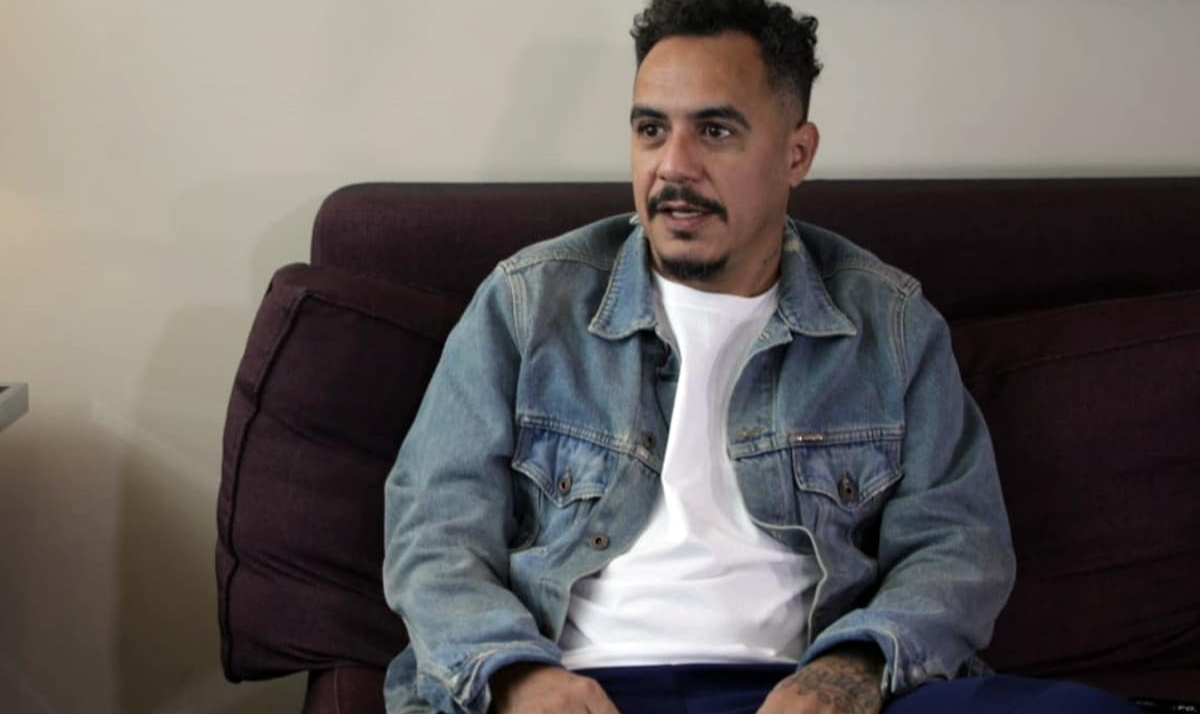 Rapper critica a banalização da morte diante da justificativa do combate às drogas e fala sobre o papel social do movimento hip-hop
