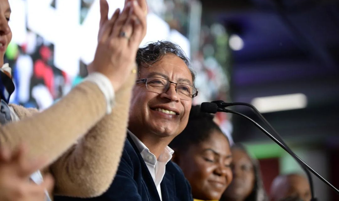 Rodolfo Hernández, outsider que se lançou como alternativa antissistema, deve ganhar os votos de Fico Gutierrez, candidato da extrema-direita