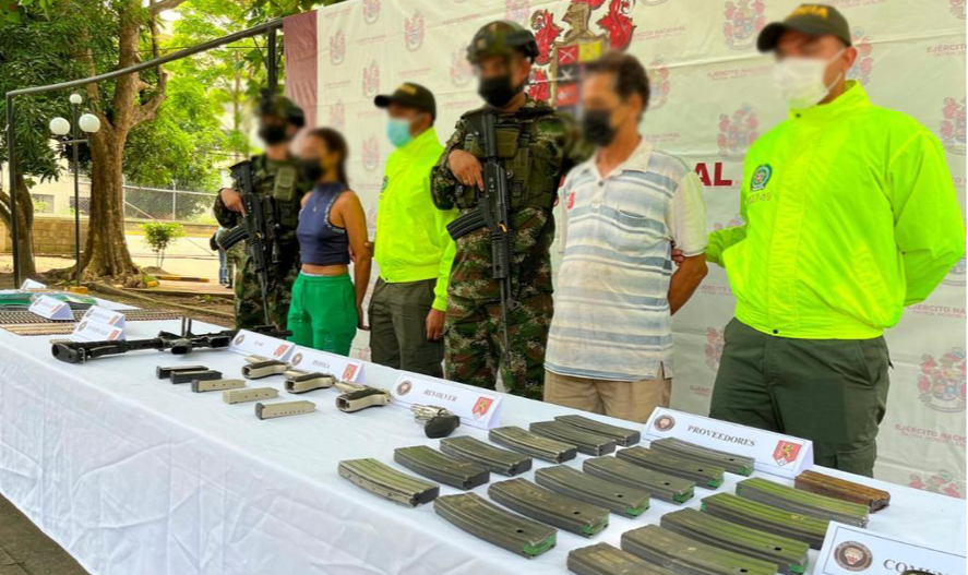 “O clã do Golfo é o maior e mais poderoso exército do país. É uma herança do governo Uribe que permitiu falsas entregas de armas”, diz o senador Cepeda