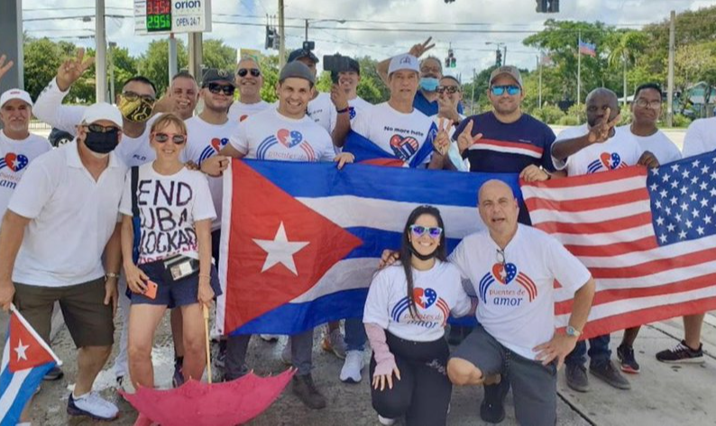 “Caminhada de 2 mil quilômetros culmina em comício de centenas em frente à Casa Branca para exigir o fim das sanções contra Cuba”.