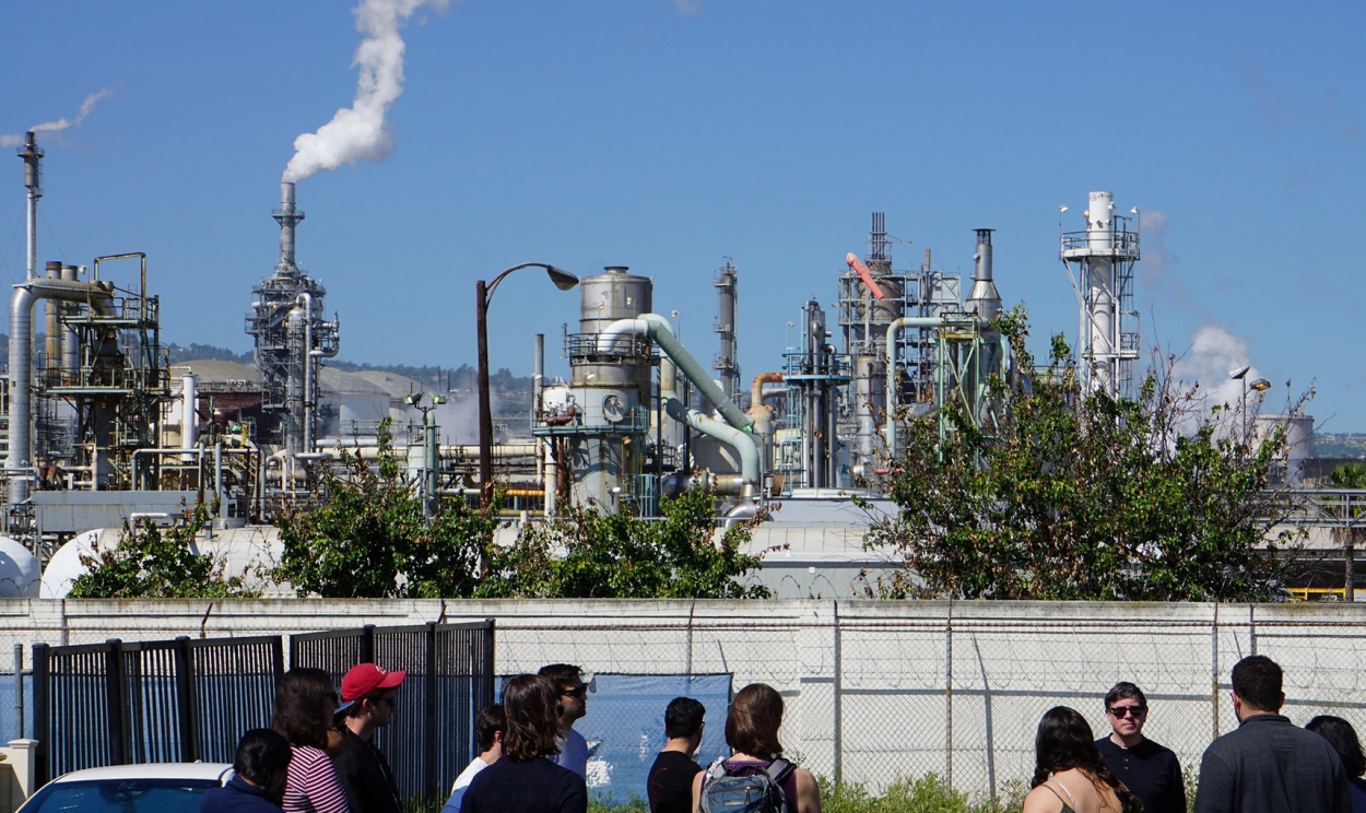 Wilmington, dentro da cidade de Los Angeles, é rodeado por cinco refinarias, debaixo das quais está a terceira maior reserva de petróleo estadunidense