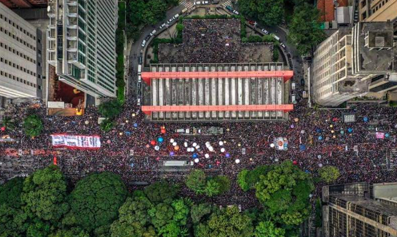Menos de seis meses após a posse, centenas de milhares protestam contra Bolsonaro. Atos sugerem caminho para enfrentar ultra-capitalismo e ignorância