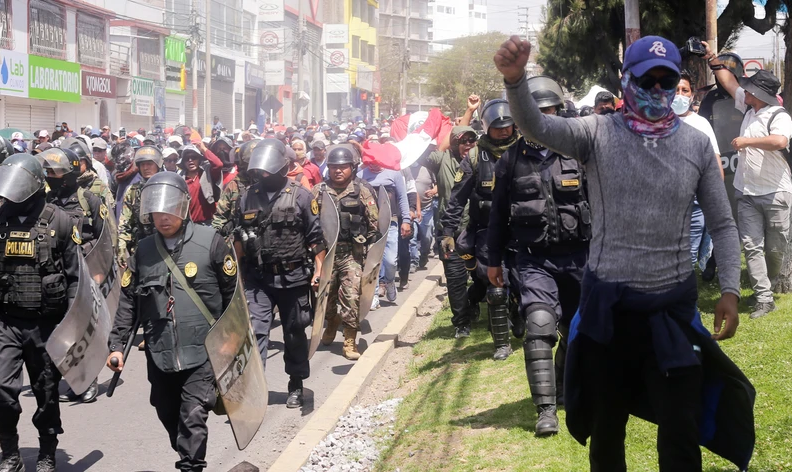 "Se não houver uma trégua de nenhum dos lados, principalmente do governo, isso deixa de ser uma revolta e passa a ser um motim", afirma jornalista peruana