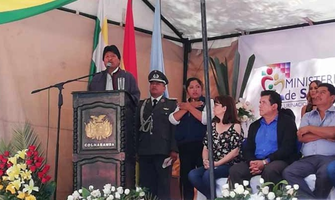 "Não queremos que tenha mais gente sofrendo por falta de assistência à saúde", enfatizou o presidente boliviano; sistema vai abarcar metade da população