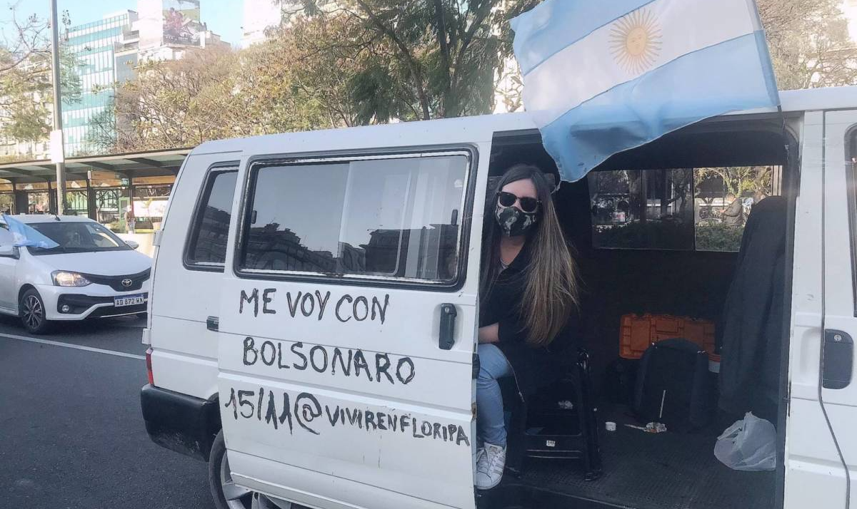 No último protesto contra o governo em Buenos Aires, uma argentina anunciava numa van que ia embora do país para morar no Brasil “com Bolsonaro”