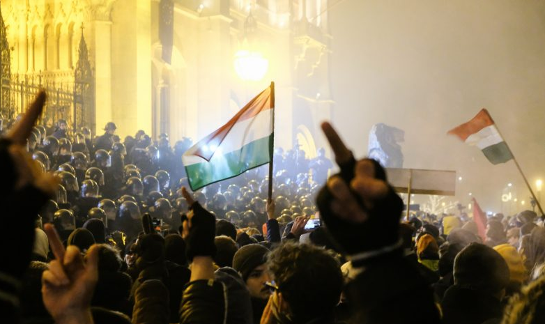 Desde que o partido de Viktor Orbán aprovou um projeto de lei que permite aos empregadores solicitar 400 horas extras anuais dos funcionários, os húngaros têm protestado em frente ao prédio do Parlamento em Budapeste
