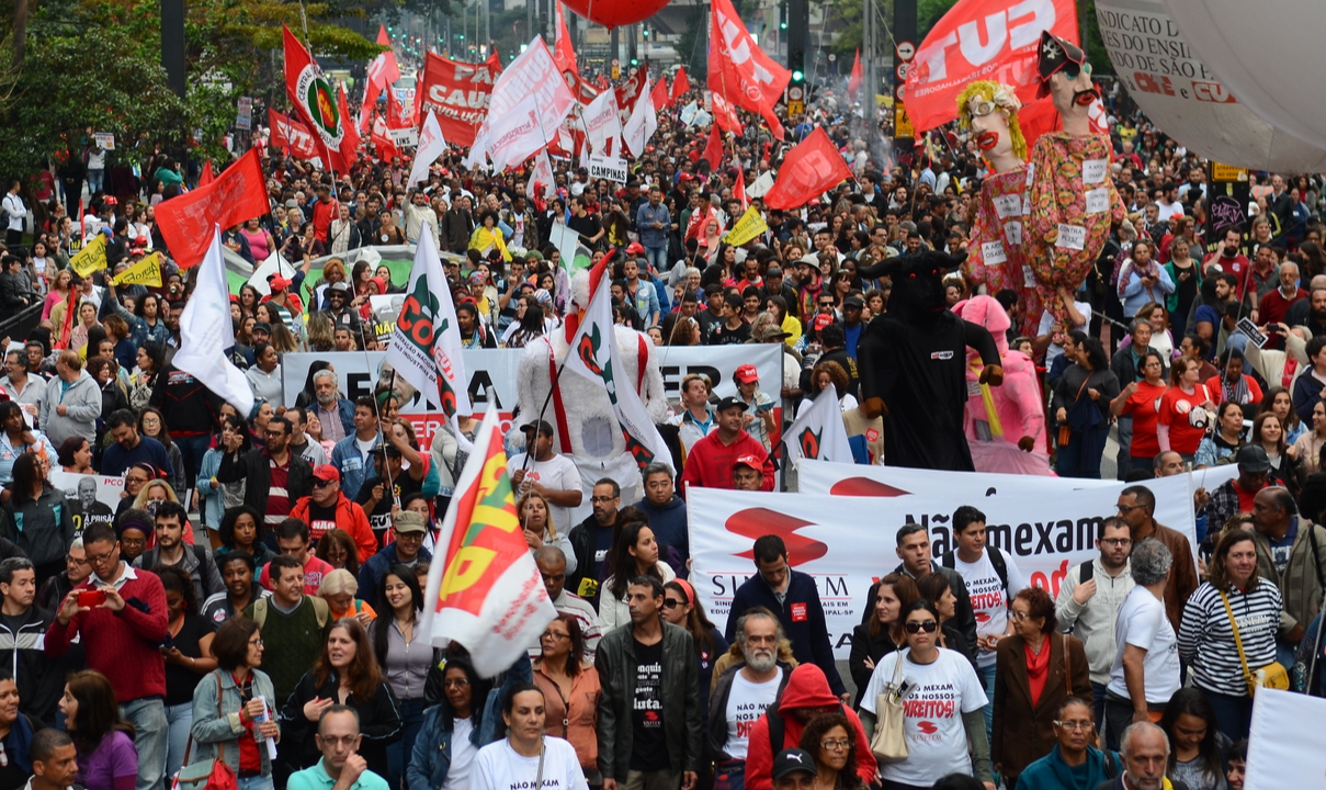 A contingência impôs à esquerda brasileira o dever presente de defender a institucionalidade democrática, ante as ameaças do projeto protofascista
