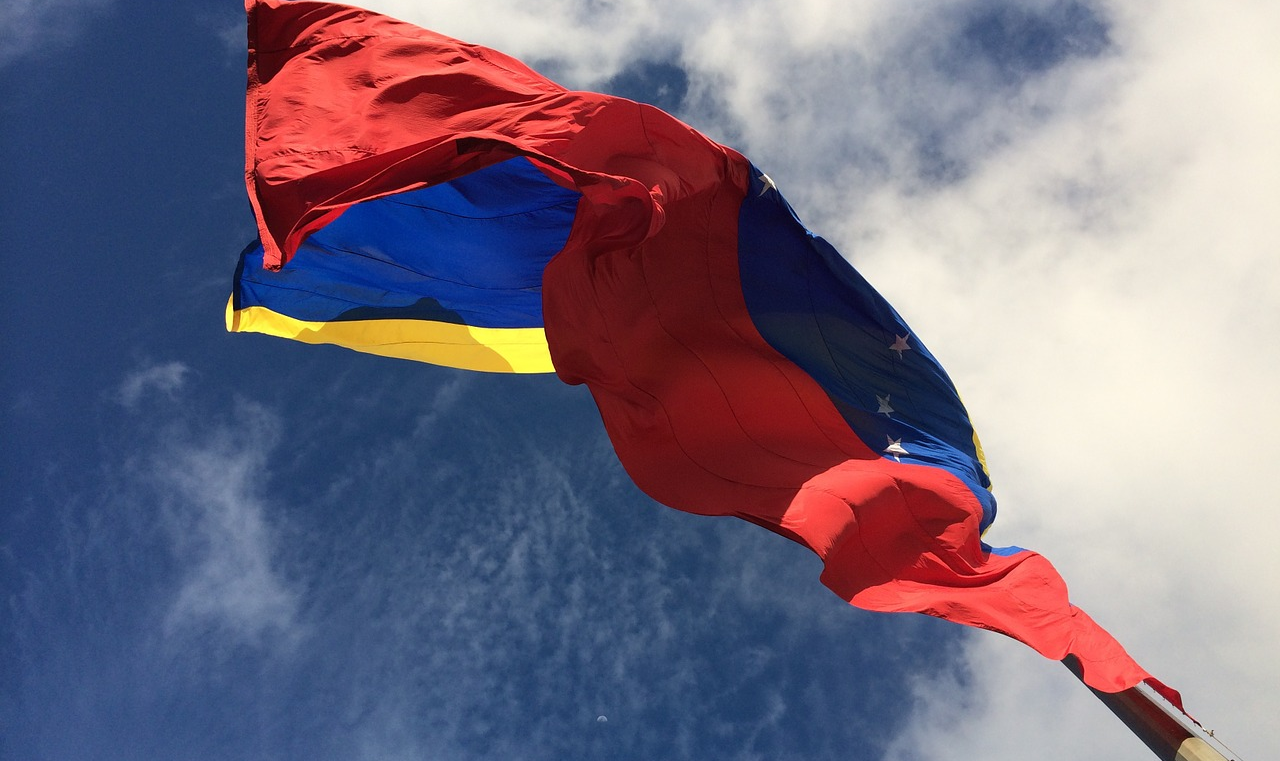 Cerco contra o governo venezuelano objetiva apropriação de reservas petrolíferas e minerais por empresas estadunidenses